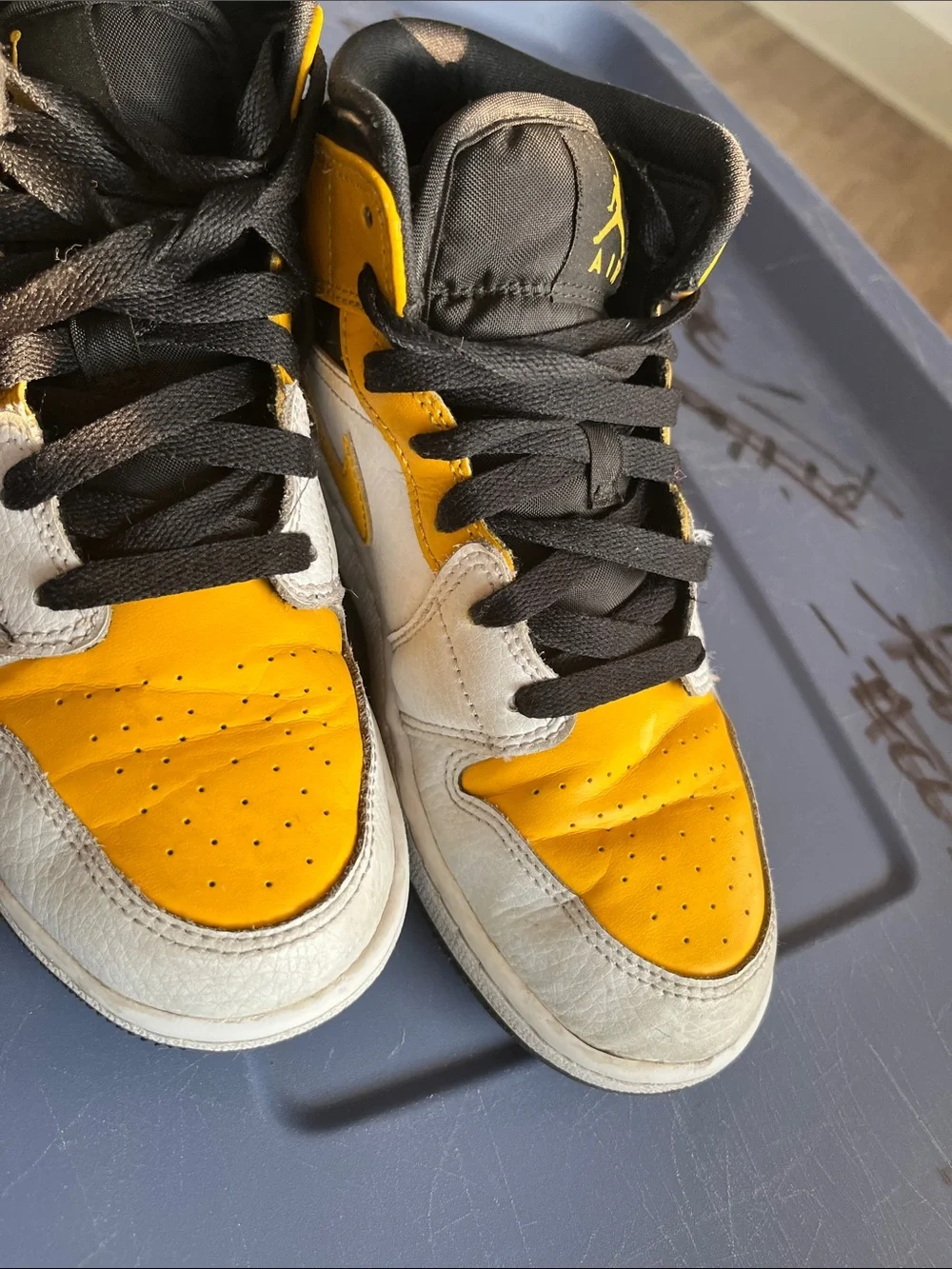 Jordan 1 Mid University Gold (GS)  Sneakers sz 4